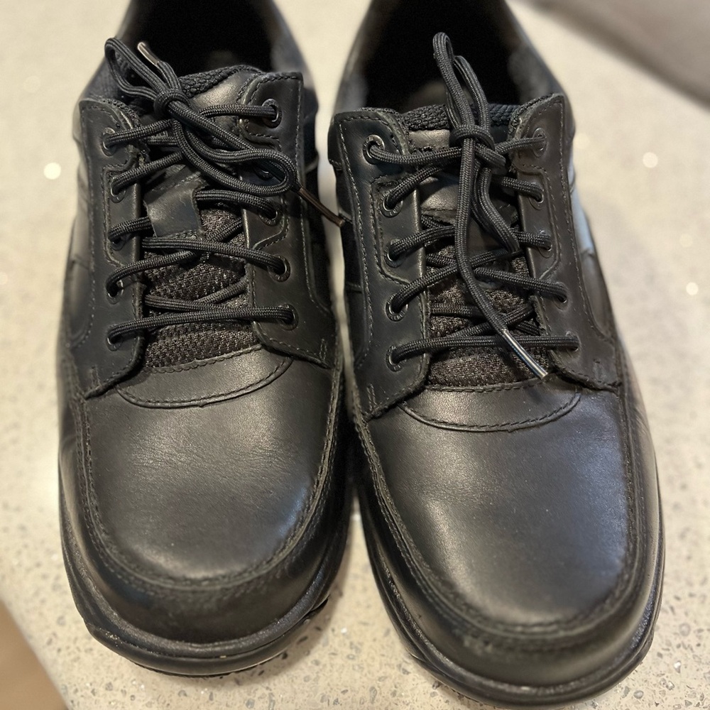 Reduced - Worn a couple times - Dunham Black Leather Oxfords with Classic Design